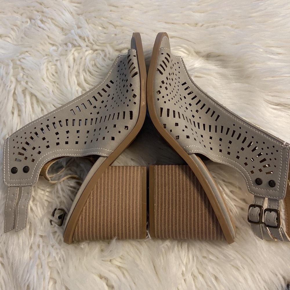 True Craft light gray Heels with Laser-Cut Design BNWOT size 9.5 see all photos - Picture 9 of 12